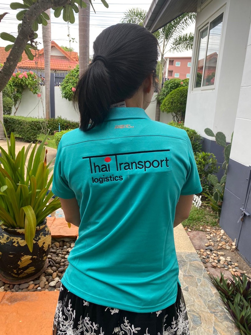 Thaitransport-Team bei der Zustellung des Umzugsguts in Thailand